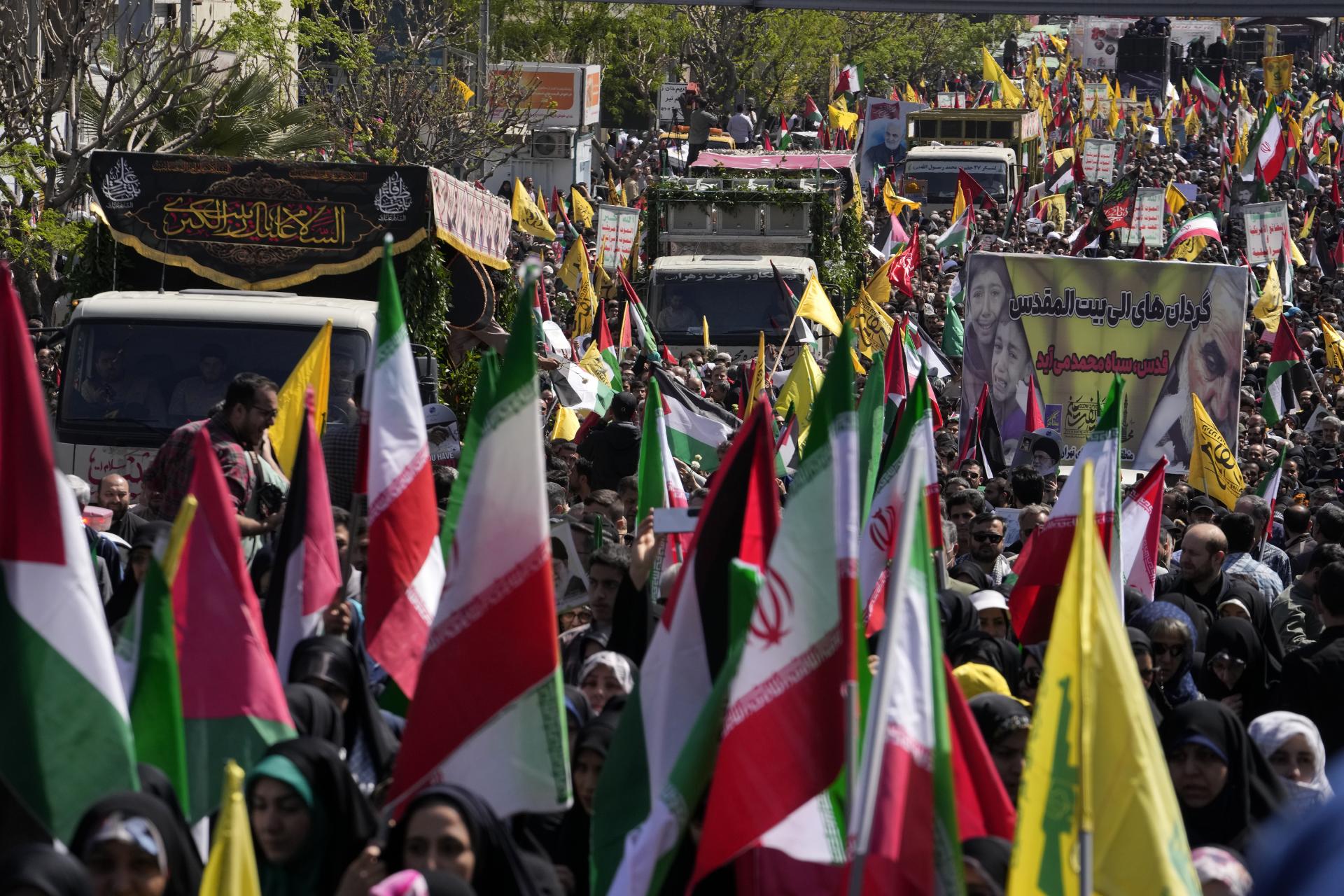 Ulicami Teheránu sa šíri hnev. Tisíce demonštrantov žiadajú pomstu za smrť dvoch generálov zabitých v Sýrii