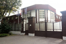 Slovenská informačná služba, ktorá sídli v zobrazenej budove, musela reagovať na vyhlásenia mladého politika, ktorý ju zatiahol do aféry vyhrážania sa lustrovaním novinárov. FOTO: Wikipedia.org