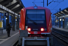 WA 9 Erfurt - Cestujúci stojí pri regionálnom vlaku na prázdnom nástupišti na železničnej stanici v nemeckom meste Erfurt počas štrajku zamestnancov železníc vo štvrtok 7. marca 2024. Státisíce ľudí v Nemecku čelili vo štvrtok veľkým problémom pri cestovaní, pretože pracovníci železníc a letísk podnikajú nové štrajky za vyššie mzdy. FOTO TASR/DPA

07.03.2024, Thüringen, Erfurt: Reisende des Regionalverkehrs während des GDL-Streiks auf dem Erfurter Hauptbahnhof. Im Tarifstreit mit der Deutschen Bahn hat die Gewerkschaft GDL zu jeweils 35-stündigen Streiks im Personen- und im Güterverkehr aufgerufen.