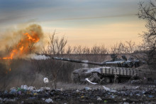 Ukrajinský tank 17. tankovej brigády strieľa na ruské pozície v Časiv Jare, mieste prudkých bojov s ruskými jednotkami v Doneckej oblasti na východe Ukrajiny. FOTO: TASR/AP