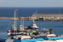 The Open Arms, záchranné plavidlo, ktoré vlastní španielska mimovládna organizácia, prichádza do prístavu Larnaca po pozastavení misie doručovania humanitárnej pomoci pre Gazu. FOTO: Reuters