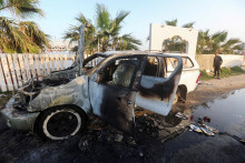 Vozidlo, v ktorom boli pri izraelskom nálete zabití zamestnanci z World Central Kitchen vrátane cudzincov. FOTO: Reuters