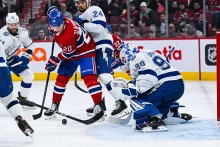 Ľavé krídlo Montrealu Canadiens Juraj Slafkovský (20) strieľa puk na brankára Tampy Bay Lightning Matta Tomkinsa (90) počas tretej tretiny zápasu. FOTO: Reuters/USA TODAY Sports