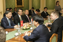 Robert Fico a jeho bývalý poradca Quang Le Hong na rokovaní s vietnamským ministrom vnútra To Lamom v marci 2017. FOTO: TASR