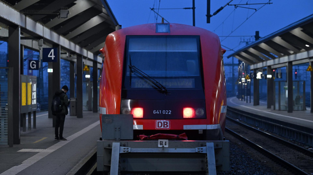 WA 9 Erfurt - Cestujúci stojí pri regionálnom vlaku na prázdnom nástupišti na železničnej stanici v nemeckom meste Erfurt počas štrajku zamestnancov železníc vo štvrtok 7. marca 2024. Státisíce ľudí v Nemecku čelili vo štvrtok veľkým problémom pri cestovaní, pretože pracovníci železníc a letísk podnikajú nové štrajky za vyššie mzdy. FOTO TASR/DPA

07.03.2024, Thüringen, Erfurt: Reisende des Regionalverkehrs während des GDL-Streiks auf dem Erfurter Hauptbahnhof. Im Tarifstreit mit der Deutschen Bahn hat die Gewerkschaft GDL zu jeweils 35-stündigen Streiks im Personen- und im Güterverkehr aufgerufen.