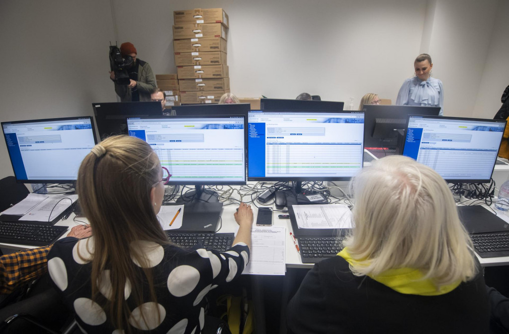 Spracovanie sumarizačn&yacute;ch &uacute;tvarov v s&uacute;vislosti s prv&yacute;m kolom prezidentsk&yacute;ch volieb počas tretej sk&uacute;&scaron;ky &Scaron;tatistick&eacute;ho &uacute;radu. FOTO: TASR/Martin Baumann