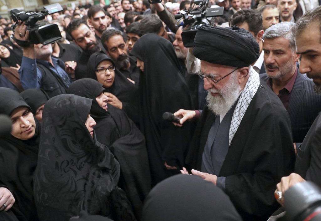Iránsky najvyšší duchovný vodca ajatolláh Alí Chameneí (vpravo) sa zdraví s rodinami zabitých príslušníkov iránskych Revolučných gárd, ktorí zahynuli pri pondelkovom útoku Izraela na iránsky konzulát v sýrskej metropole Damask. FOTO: TASR/AP