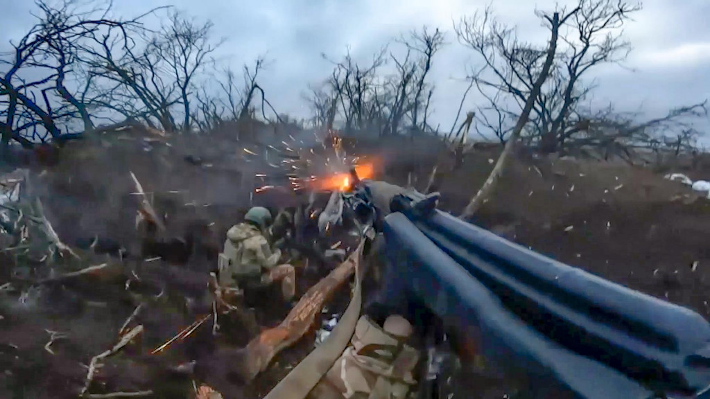 Ruskí vojaci útočia na Ukrajinu z neznámeho miesta. FOTO: TASR/AP