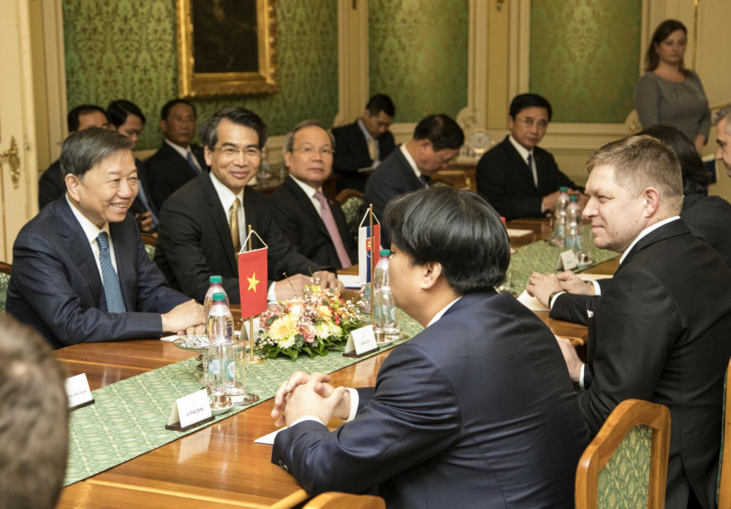 Robert Fico a jeho bývalý poradca Quang Le Hong na rokovaní s vietnamským ministrom vnútra To Lamom v marci 2017. FOTO: TASR