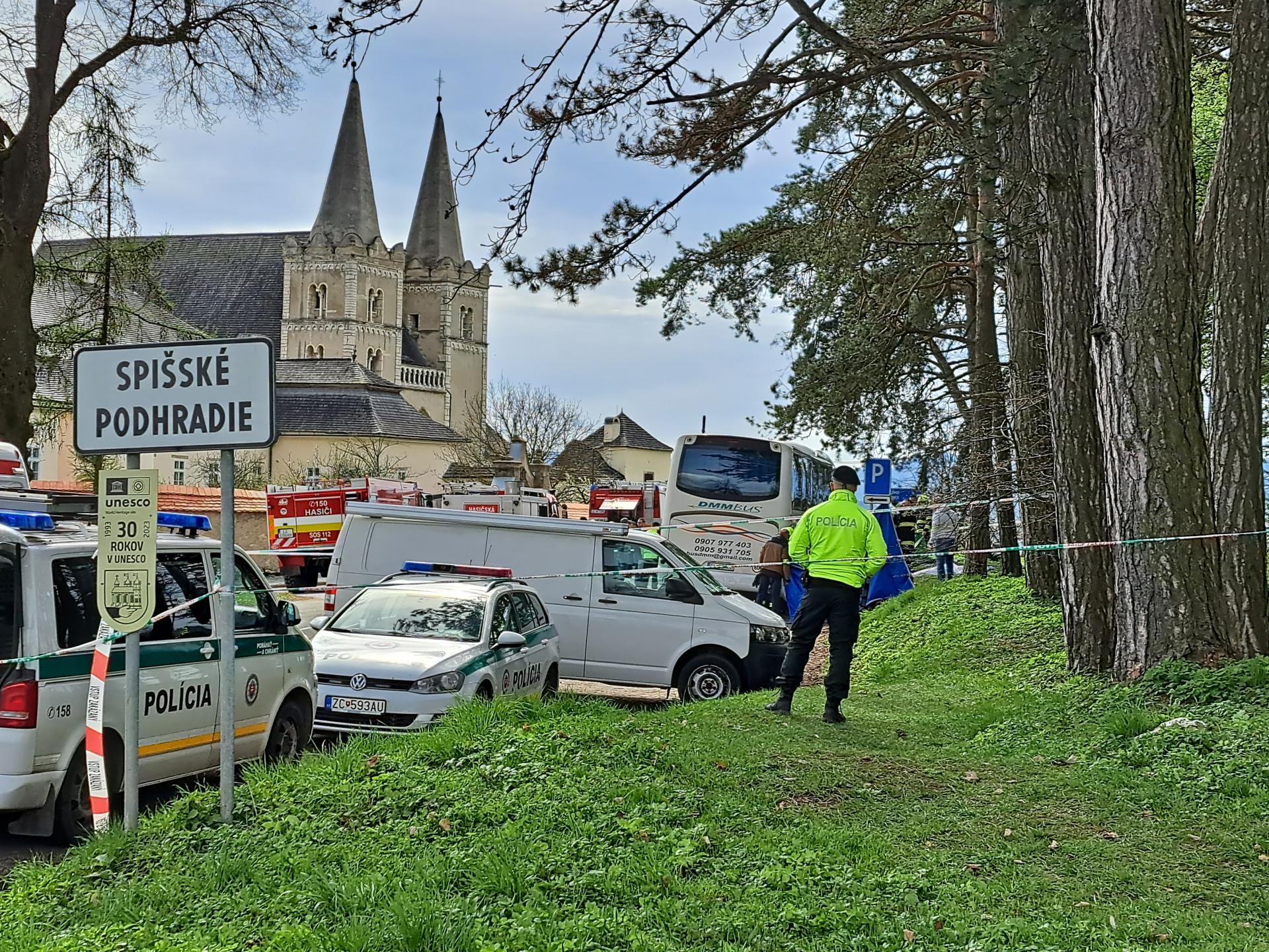 Tragická nehoda v Spišskom Podhradí: Autobus zrazil niekoľko ľudí, tri dievčatá neprežili