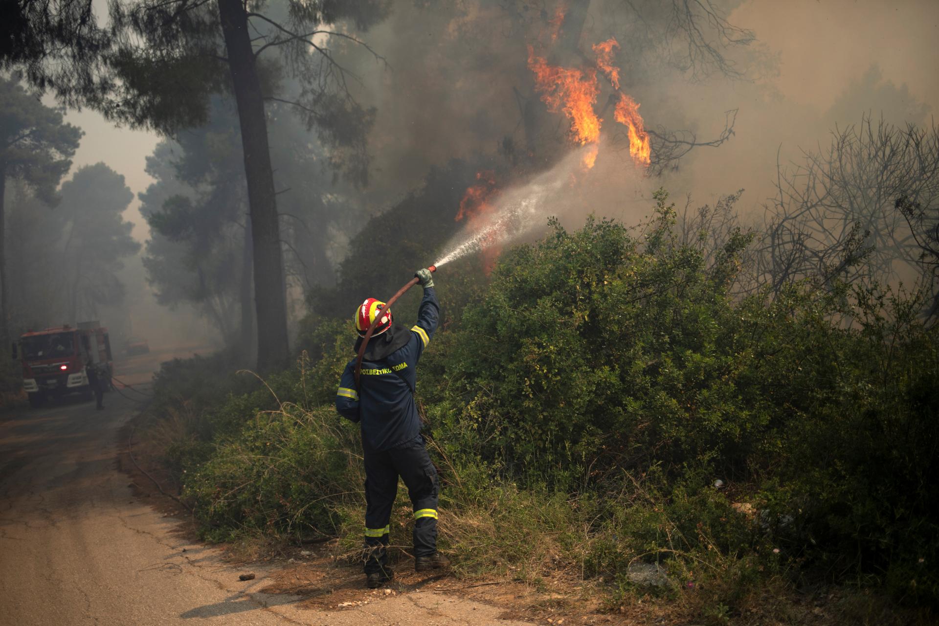 Vyhnal z domovov desiatky ľudí. Grécki hasiči dnes dostali pod kontrolu lesný požiar na ostrove Kréta