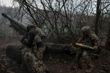 Príslušníci 12. brigády špeciálnych síl Azov z Národnej gardy Ukrajiny strieľajú z húfnice na ruské jednotky v Doneckej oblast. FOTO: Reuters