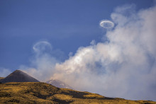Sopečné vírové prstence na severnej strane juhovýchodného krátera sopky Etna na Sicílii. FOTO: TASR/AP