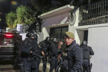 Ekvádorskí policajti počas razie na mexickom veľvyslanectve v Quitei. FOTO: TASR/AP