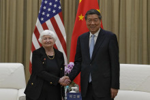 Americká ministerka financií Janet Yellenová (vľavo) si podáva ruku s čínskym vicepremiérom He Lifengom. FOTO: TASR/AP