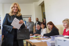 Zuzana Čaputová dostáva obálku s hlasovacím lístkom od volebnej komisie v druhom kole prezidentských volieb v Pezinku 6. apríla 2024. FOTO: TASR/Jaroslav Novák