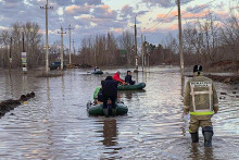 Príslušníci záchranných zložiek evakuujú obyvateľov po pretrhnutí hrádze v ruskom meste Orsk v predhorí pohoria Ural. FOTO: TASR/AP