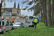 Príslušníci záchranných zložiek zasahujú po nehode autobusu v Spišskom Podhradí pri Spišskej Kapitule v okrese Levoča. FOTO: TASR/Adriána Hudecová