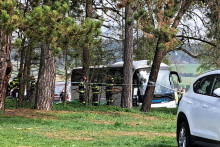 Na snímke príslušníci záchranných zložiek zasahujú po nehode autobusu v Spišskom Podhradí pri Spišskej Kapitule v okrese Levoča v sobotu 6. apríla 2024.