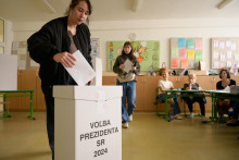 Na snímke voliči vo volebnej miestnosti v ZŠ Fatranská v Nitre počas sobotňajšieho 2. kola prezidenta.

FOTO: TASR/ H. Mišovič