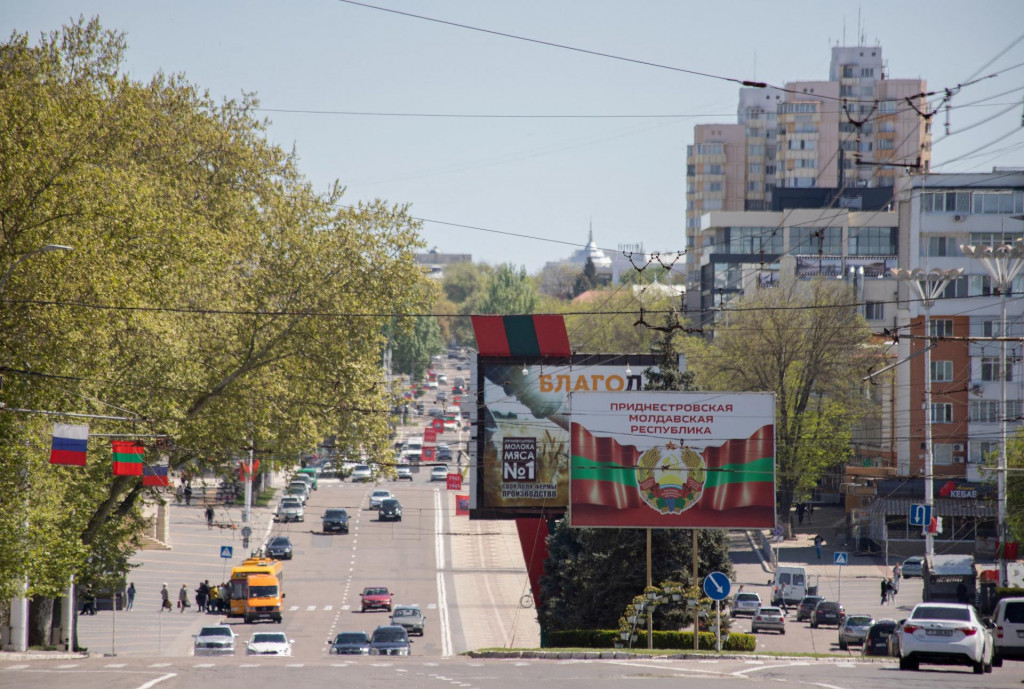Erb Podnesterska je zobrazený na transparente Tiraspole v moldavskom odštiepeneckom regióne Podnestersko. FOTO: Reuters