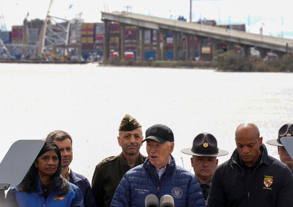 Americký prezident Joe Biden navštívil mesto Baltimore, kde sa minulý týždeň po náraze kontajnerovej lode do piliera zrútil most. FOTO: Reuters