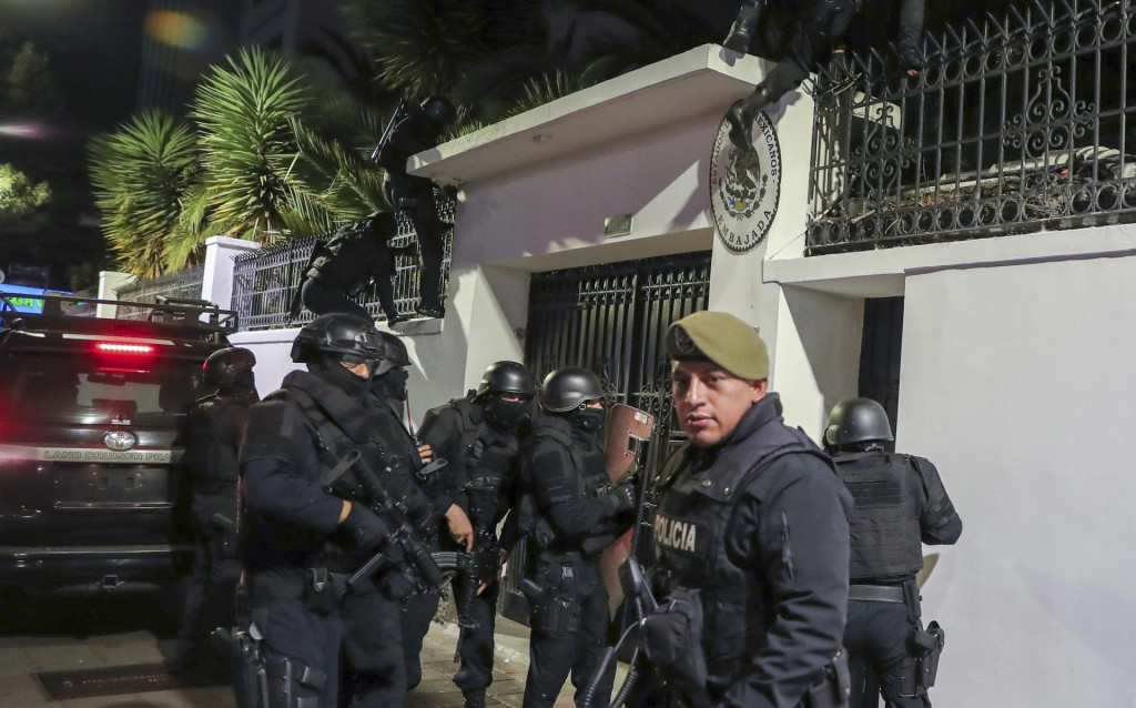 Ekvádorskí policajti počas razie na mexickom veľvyslanectve v Quitei. FOTO: TASR/AP