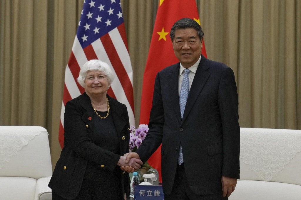 Americká ministerka financií Janet Yellenová (vľavo) si podáva ruku s čínskym vicepremiérom He Lifengom. FOTO: TASR/AP