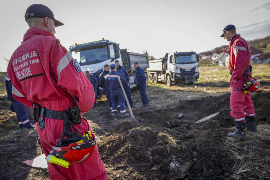 Srbskí záchranári prehľadávajú les neďaleko mesta Bor, na východe Srbska. FOTO: TASR/AP