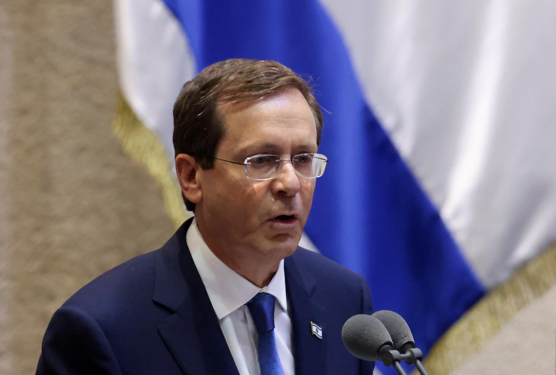 Izrael už polroka bojuje v Gaze v krvavej a náročnej vojne, tvrdí Herzog. Desaťtisíce jej vedenie kritizujú
