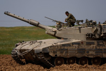 An Israeli soldier unloads a weapon on top of a tank near Israel‘s border with Gaza, amid the ongoing conflict between Israel and the Palestinian Islamist group Hamas, in southern Israel, March 30, 2024. REUTERS/Amir Cohen FOTO: Amir Cohen