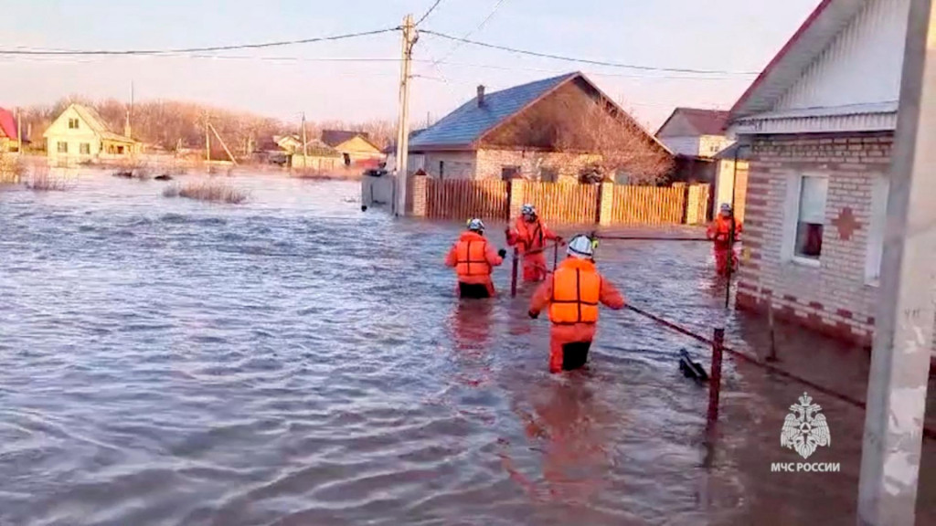 Záchranári sa dostali do zaplavenej obytnej oblasti v meste Orsk v Rusku. FOTO: Reuters