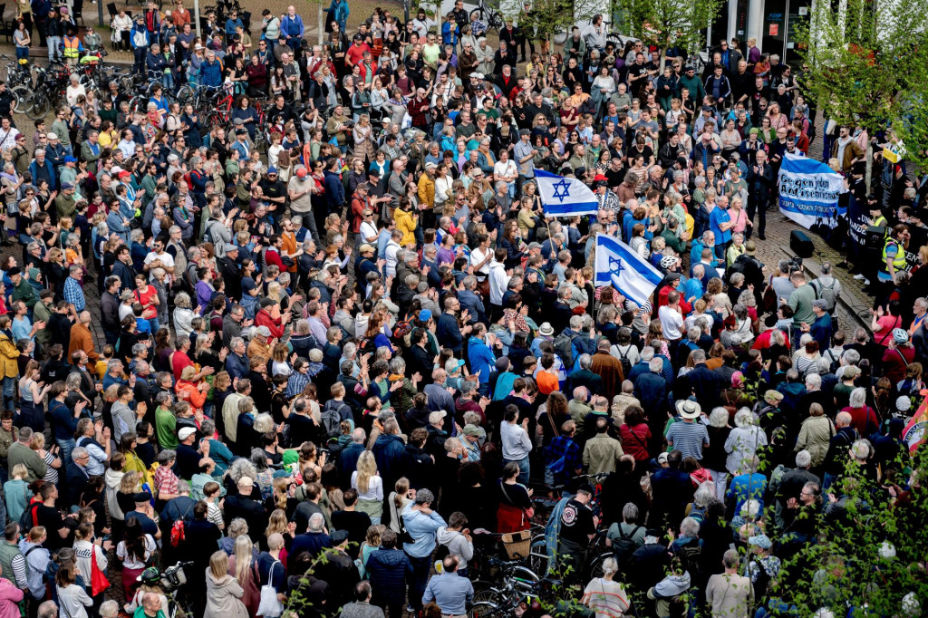 Stovky ľudí vyšli do ulíc Oldenburgu so zámerom vyjadriť solidaritu so židovskou komunitou po útoku na miestnu synagógu. FOTO: TASR/DPA
