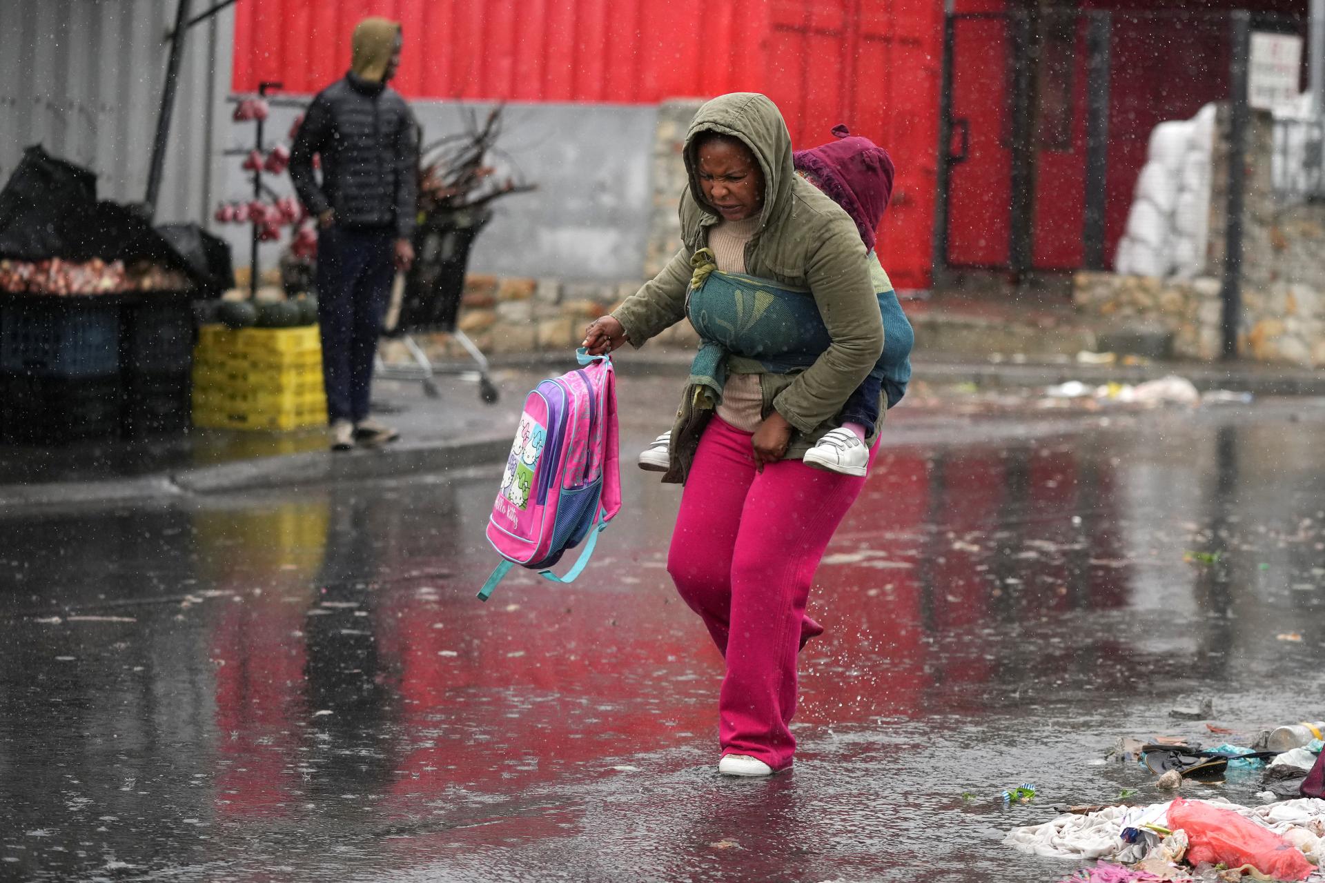 Nepriaznivé počasie v Južnej Afrike ničí domy, najmenej jeden človek zahynul