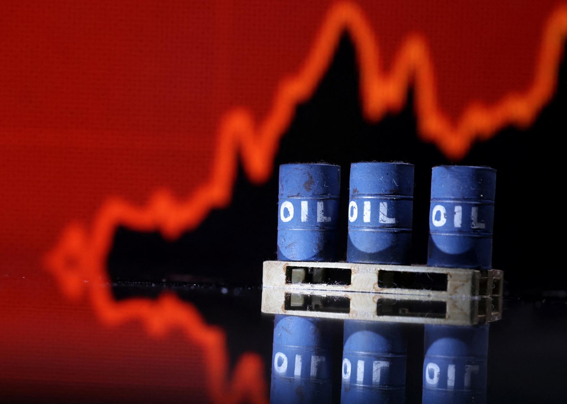 Napriek vyšším cenám ropy americké ropné firmy produkciu nezvyšujú, aj kvôli zvýšeným nákladom