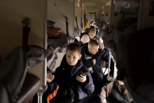 Na snímke z videa, ktoré zverejnil gubernátor Belgorodskej oblasti Vjačeslav Gladkov na Telegrame, deti z ruských osád pri hraniciach s Ukrajinou nastupujú do vlaku, ktorý ich evakuuje do ruského mesta Penza v Belgorodskej oblasti, 22. marca 2024. FOTO: TASR/AP