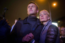 Ruský opozičný politik Alexej Navaľnyj a jeho manželka Julia. FOTO: TASR/AP
