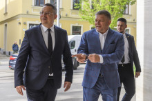 Premiér Robert Fico s ministrom financií Ladislavom Kamenickým. FOTO: TASR/J. Novák