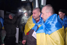 Ukrajinskí vojnoví zajatci prepustení z ruského zajatia 3. januára 2024. FOTO: Reuters