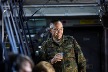 Náčelník nemeckej armády generálporučík Alfons Mais na palube lietadla na ceste do Vilniusu. FOTO: Reuters