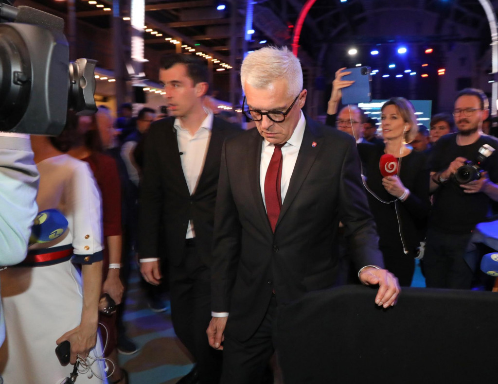 Ivan Korčok odchádza zo svojho volebného štábu. FOTO: HN/Peter Mayer