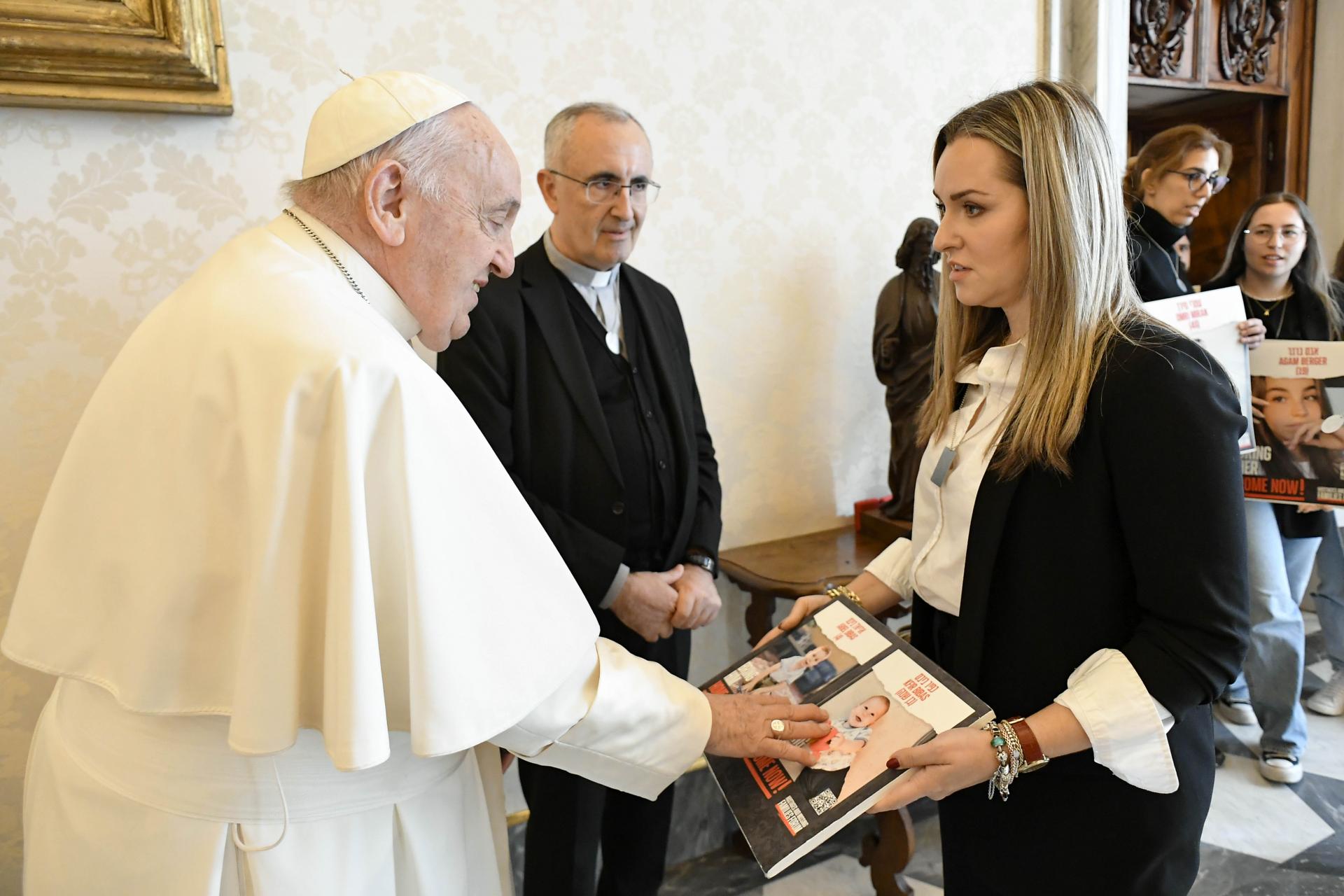 Pápež František sa stretol s príbuznými rukojemníkov zadržiavaných Hamasom