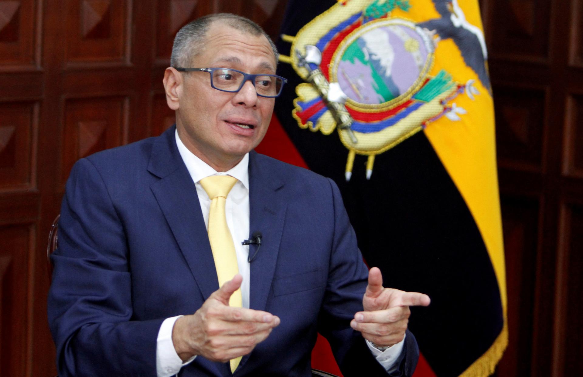 Bývalý ekvádorský viceprezident zatknutý pri razii na ambasáde bol hospitalizovaný, odmietol jesť