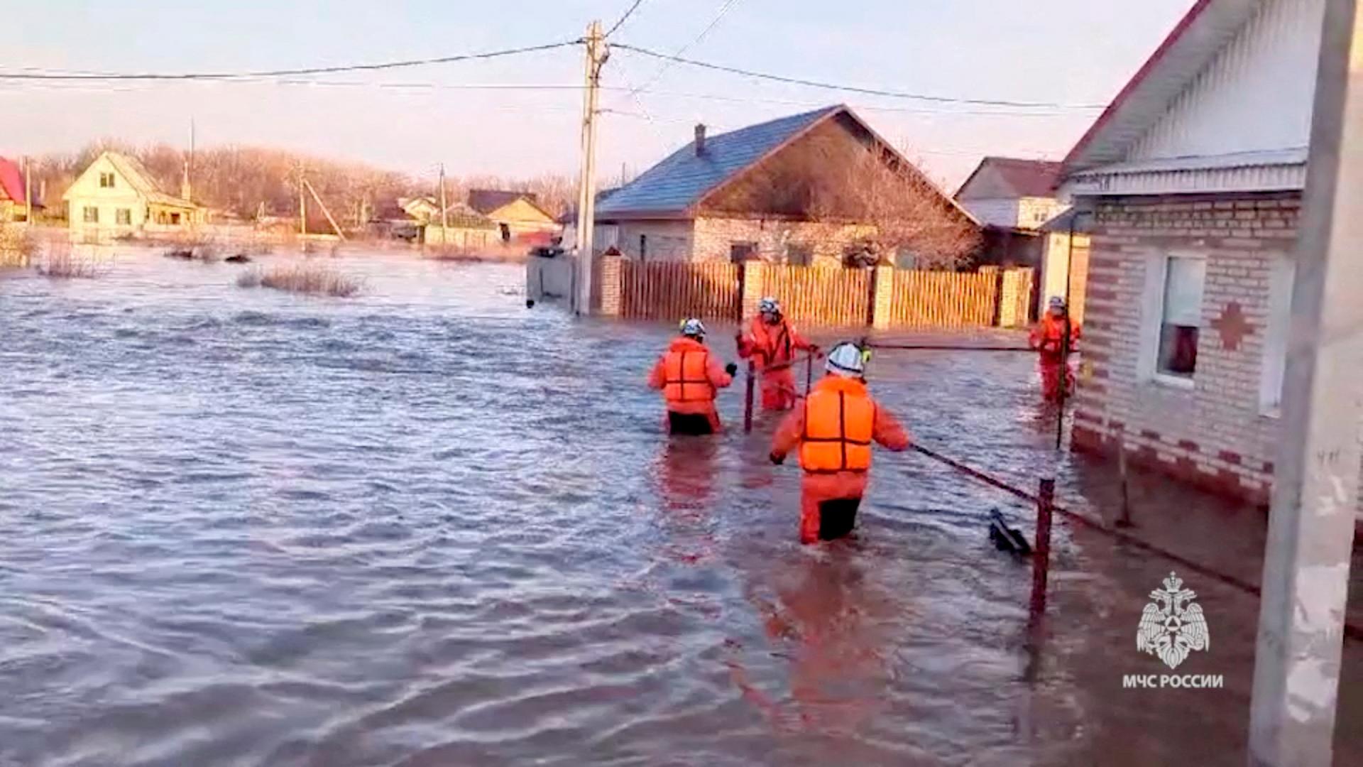 Záplavy v ruskom Orsku pomaly ustupujú, v Orenburgu vyzvali obyvateľov na evakuáciu