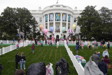 WA 61 Washington - Deti sa účastnia na tradičnom veľkonočnom kotúľaní vajíčok na trávniku Bieleho domu vo Washingtone v pondelok 1. apríla 2024. Podujatie sa kvôli počasiu začalo o 90 minút neskôr. Očakávalo sa, že satejto tradície zúčastní viac ako 40-tisíc ľudí, čo by bolo o 10-tisíc viac ako minulý rok. FOTO TASR /AP

The White House Easter Egg Roll is set to begin on the South Lawn of the White House in Washington, Monday, April 1, 2024. Thunder and lightning delayed the start of the Easter egg roll at the White House for 90 minutes on Monday, but the event eventually kicked off under gray skies and internment rain. More than 40,000 people, 10,000 more than last year, were expected to participate in the event. (AP Photo/Mark Schiefelbein) FOTO: Mark Schiefelbein