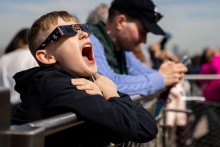 Nadšený pozorovateľ na ostrove Liberty Island v New Yorku. FOTO: Reuters