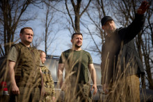 Ukrajinský prezident Volodymyr Zelenskij a šéf Charkovskej regionálnej vojenskej správy Oleh Synehubov kontrolujú nové opevnenia pre ukrajinských vojakov. FOTO: Reuters
