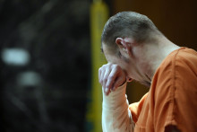 James Crumbley si utiera slzy počas vynesenia rozsudku v súdnej sieni v meste Pontiac v americkom štáte Michigan. FOTO: TASR/AP