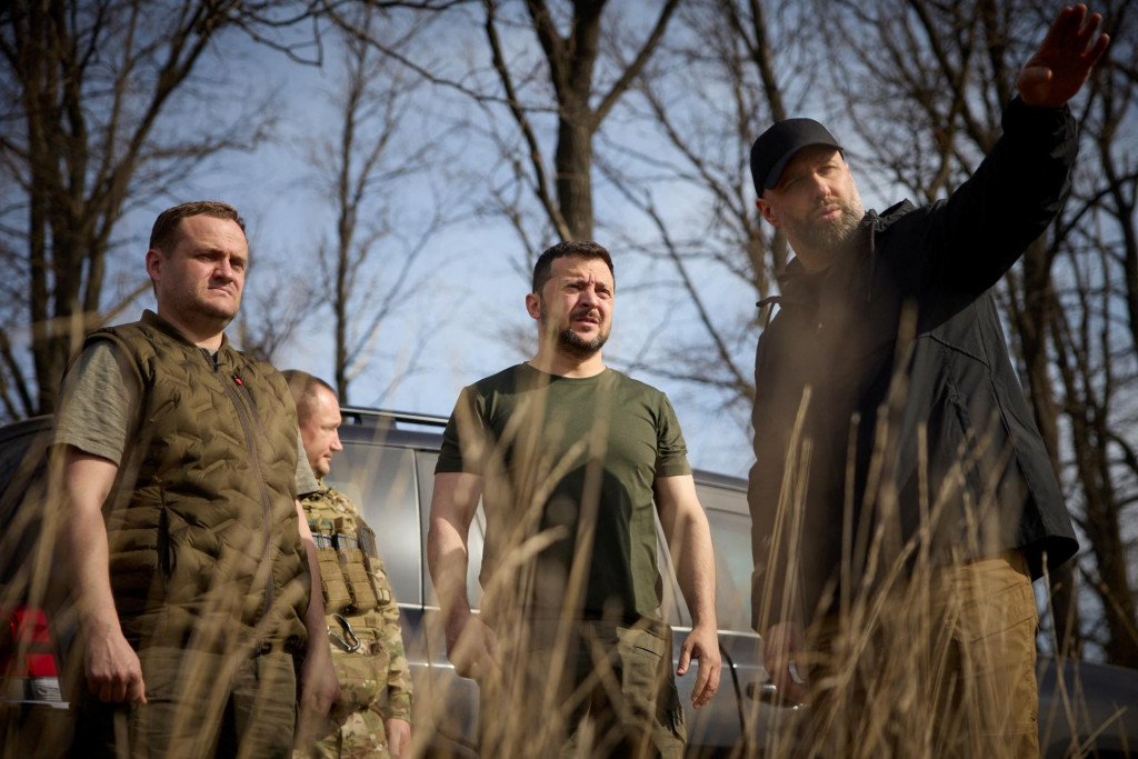Ukrajinský prezident Volodymyr Zelenskij a šéf Charkovskej regionálnej vojenskej správy Oleh Synehubov kontrolujú nové opevnenia pre ukrajinských vojakov. FOTO: Reuters