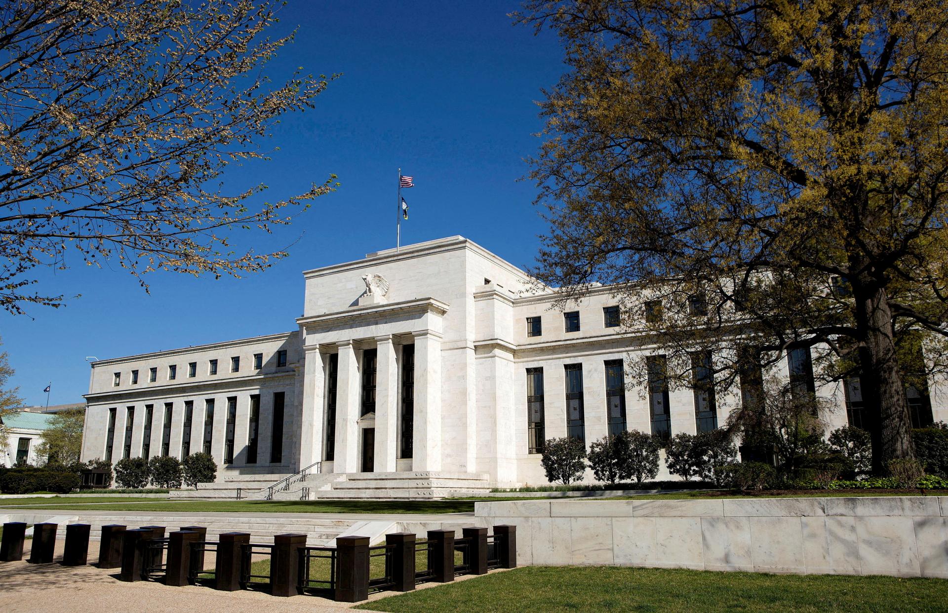 Trhy predpokladajú, že americká centrálna banka pravdepodobne počká so znižovaním úrokových sadzieb do jesene